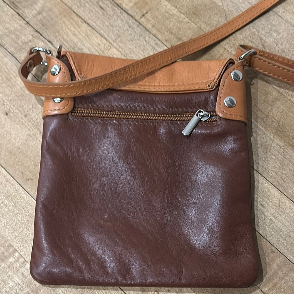 Vera Pelle Two-Tone Leather Messenger Bag - Picture 6 of 8